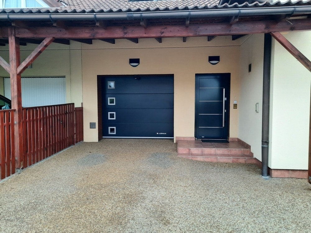 Vchodové dveře a sekční vrata v antracit barvě na hladkém plechu